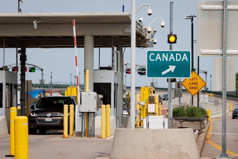 Car passes through a border crossing