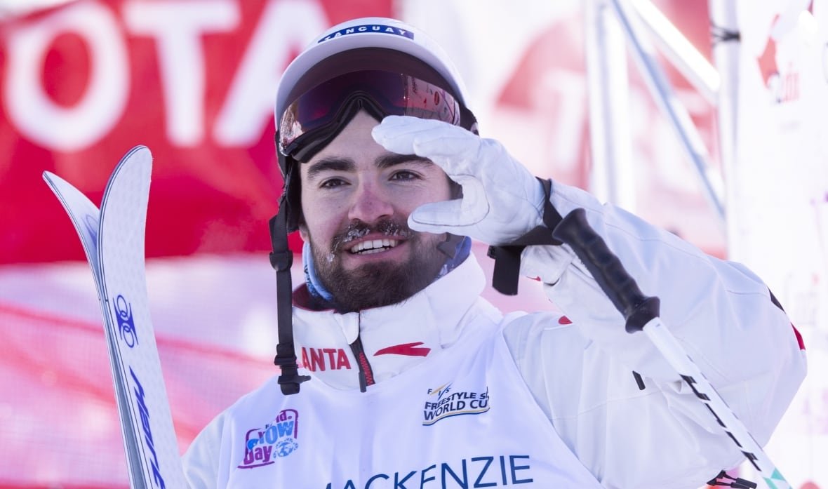 fre-moguls-world-cup-20190126 A skier salutes the crowd.