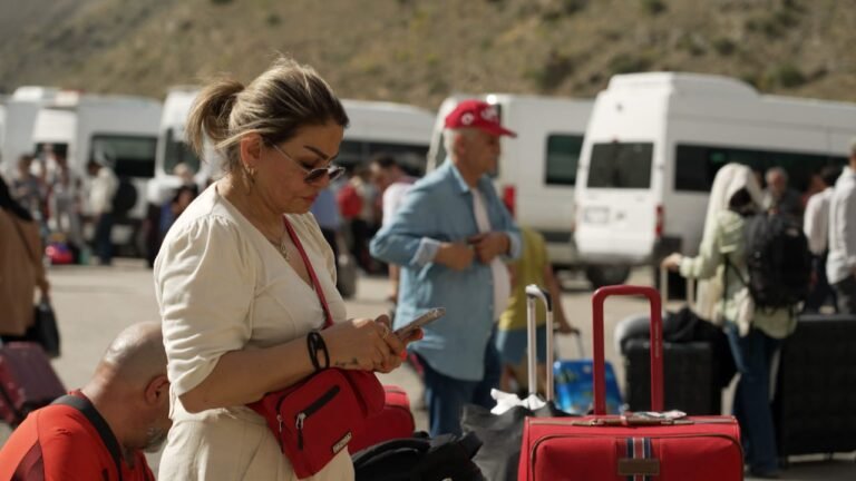 Hundreds trek to Iran-Turkey border to flee conflict