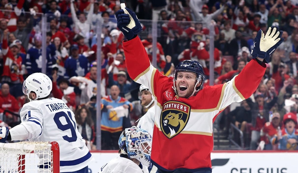 default-58 A hockey player celebrating.